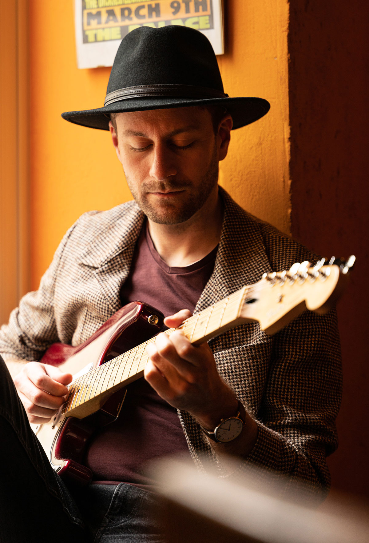 Clemens Gruber mit seiner Gitarre am Fenster