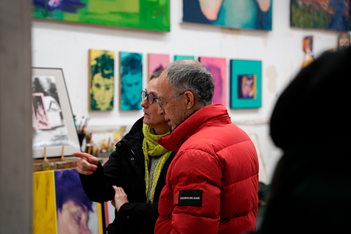 Betrachterinnen von Kunstwerken im Studio Walls beim Winter Market