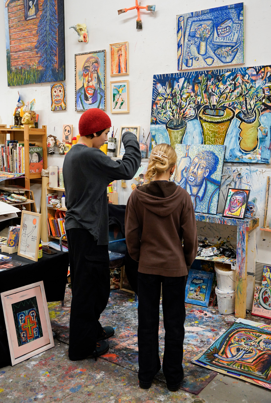 Kinder sehen sich die Kunstwerke an beim Wintermarket