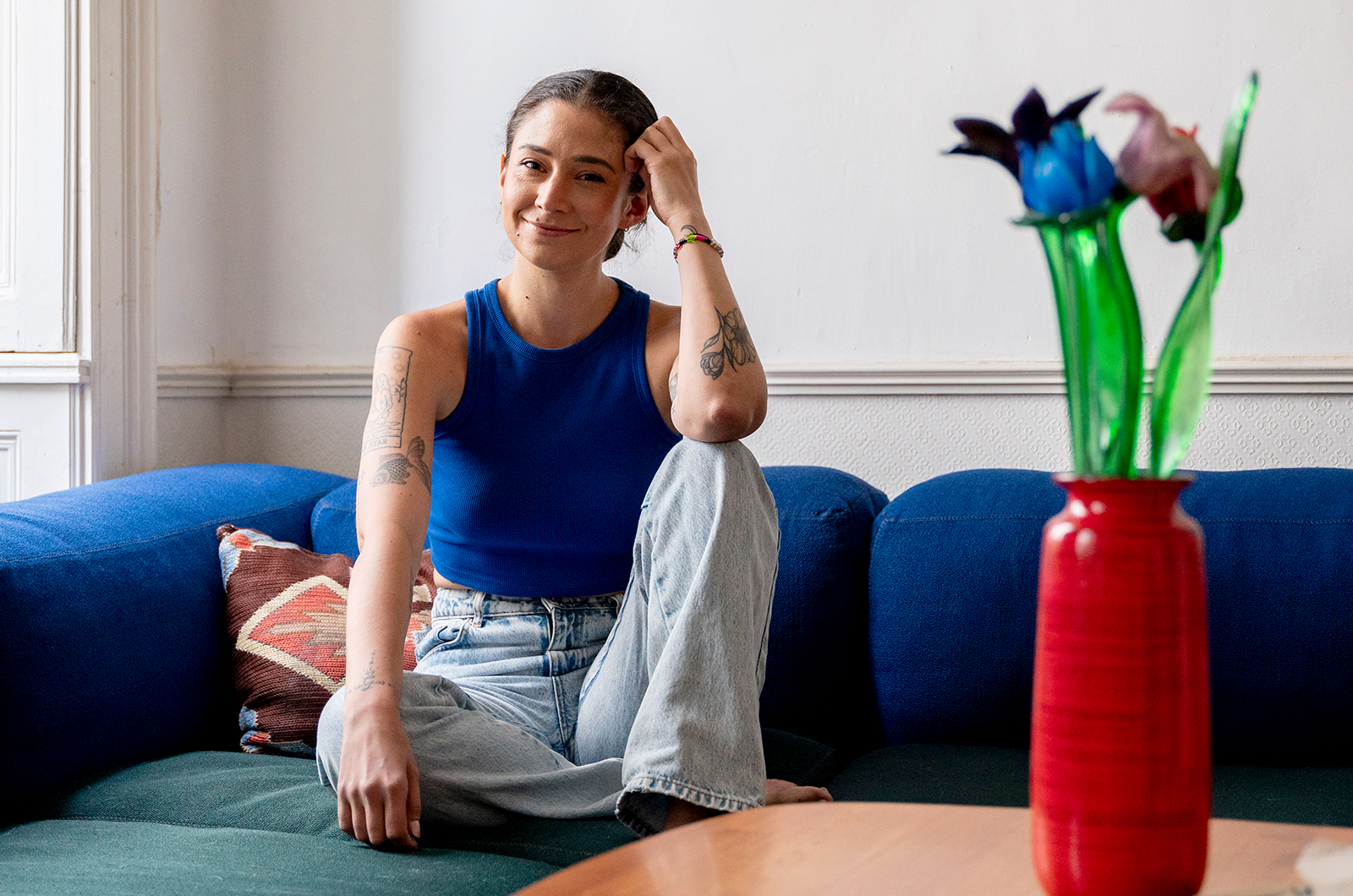 Leonie sitzt auf der Couch